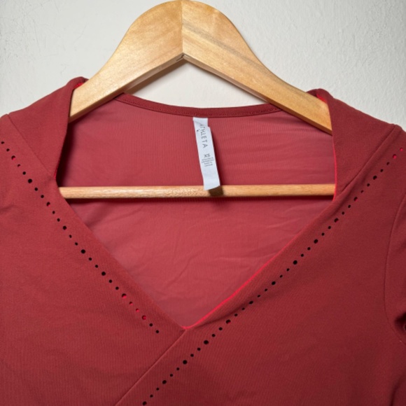 Athleta Top Women's XS Rust It's A Wrap Tee Performance Active Workout Yoga Crop - Picture 2 of 7